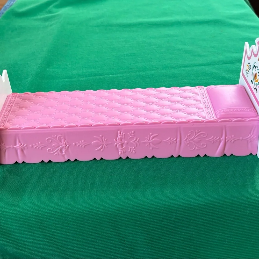 Disney Frozen 2 Ultimate Arendelle Castle Anna's Bed Pink White Headboard HTF - Picture 6 of 6